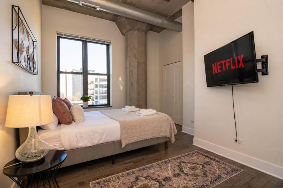 McCormick Place Spacious 3BR Family Heaven Suite with Optional Parking Sleeps 10 Guests Near Soldier Field and Field Museum Apartment in South Loop