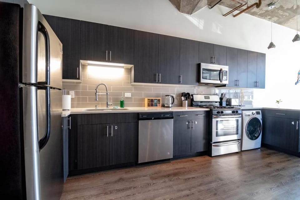 McCormick Place Spacious 3BR Family Heaven Suite with Optional Parking Sleeps 10 Guests Near Soldier Field and Field Museum Apartment in South Loop