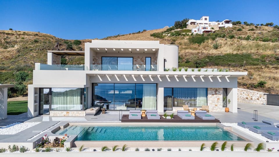 Property building, Day, Natural landscape, View (from property/room), Mountain view, Pool view, Swimming pool, sunbed