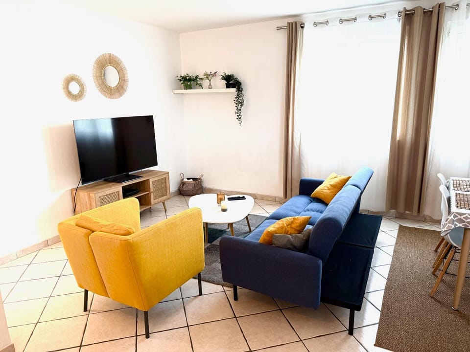 Communal lounge/ TV room, TV and multimedia, Living room