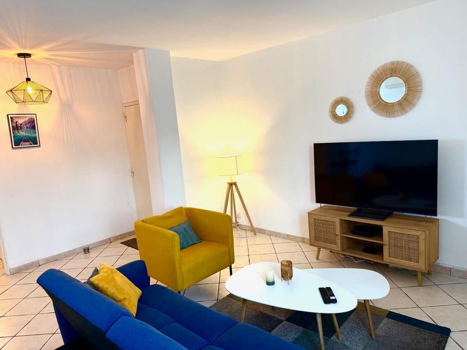 Communal lounge/ TV room, TV and multimedia, Living room