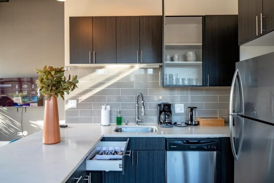 McCormick Place 2BR Spacious Corner Unit with Optional Parking Sleeps 6 Guests Near Soldier Field and Grant Park Apartment in South Loop