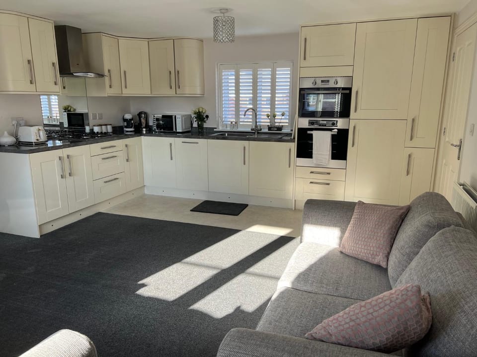 Coffee/tea facilities, Kitchen or kitchenette, Living room, Seating area, Dining area, dishwasher, minibar, oven, stove, toaster