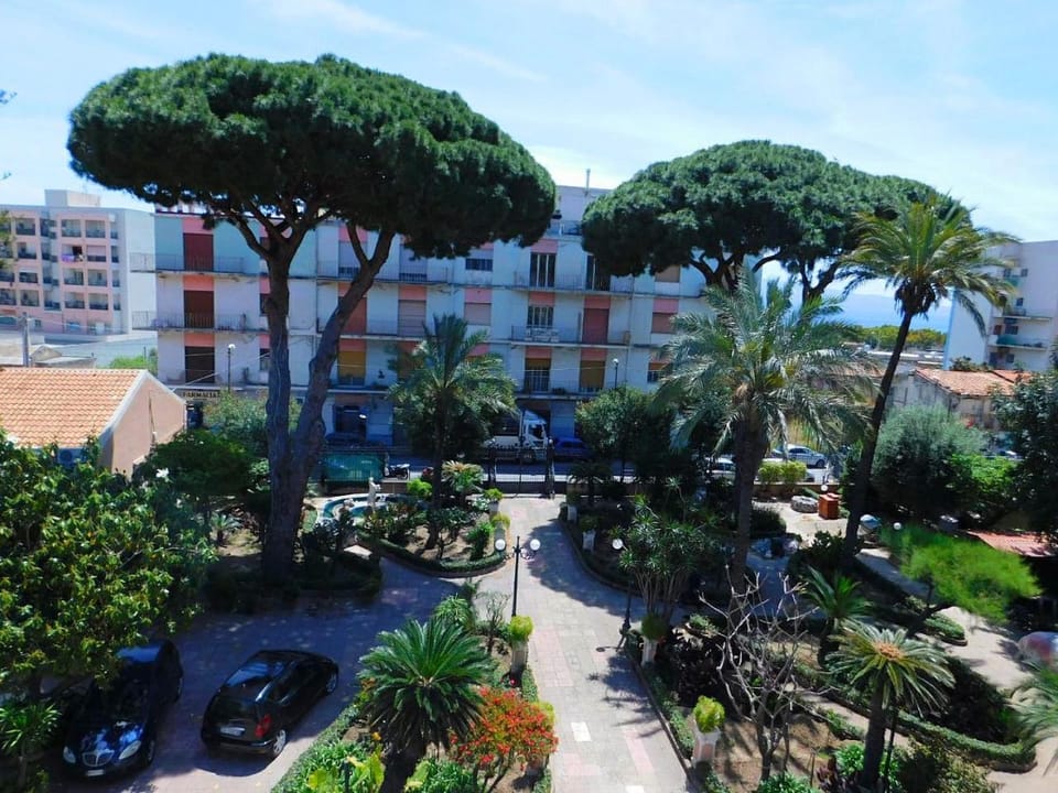 Neighbourhood, Natural landscape, Garden, Garden view, Street view, Location, Parking