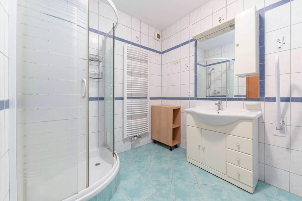 Shower, Bathroom, wardrobe