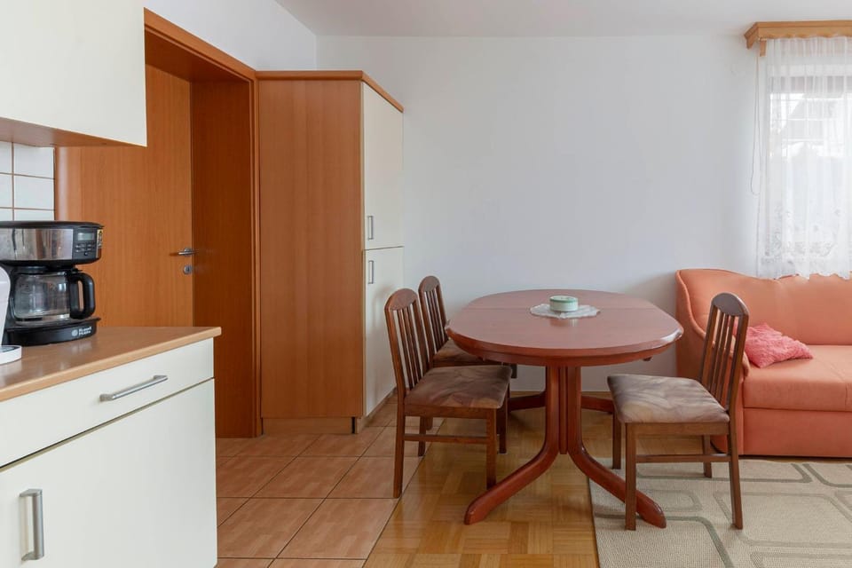 Coffee/tea facilities, Kitchen or kitchenette, Seating area, Dining area