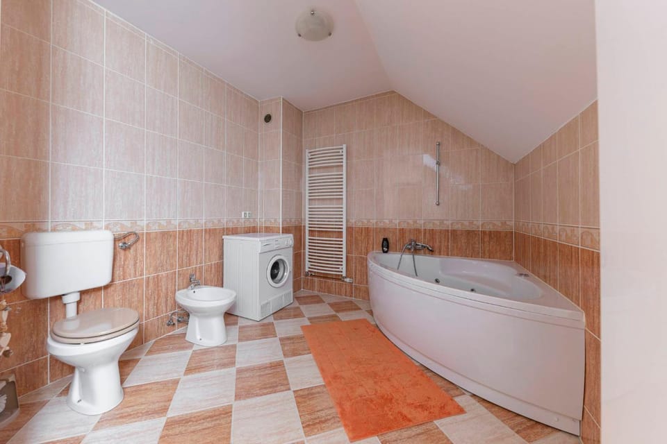 Shower, Toilet, Hot Tub, Bathroom