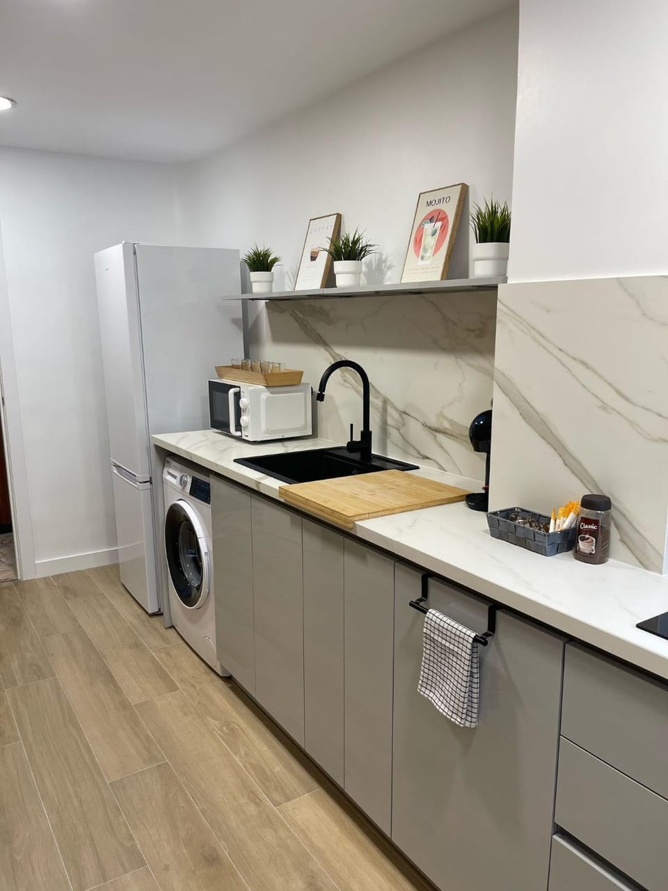 Coffee/tea facilities, Kitchen or kitchenette, stove, toaster, washing machine
