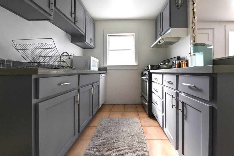 Kitchen or kitchenette, minibar, stove