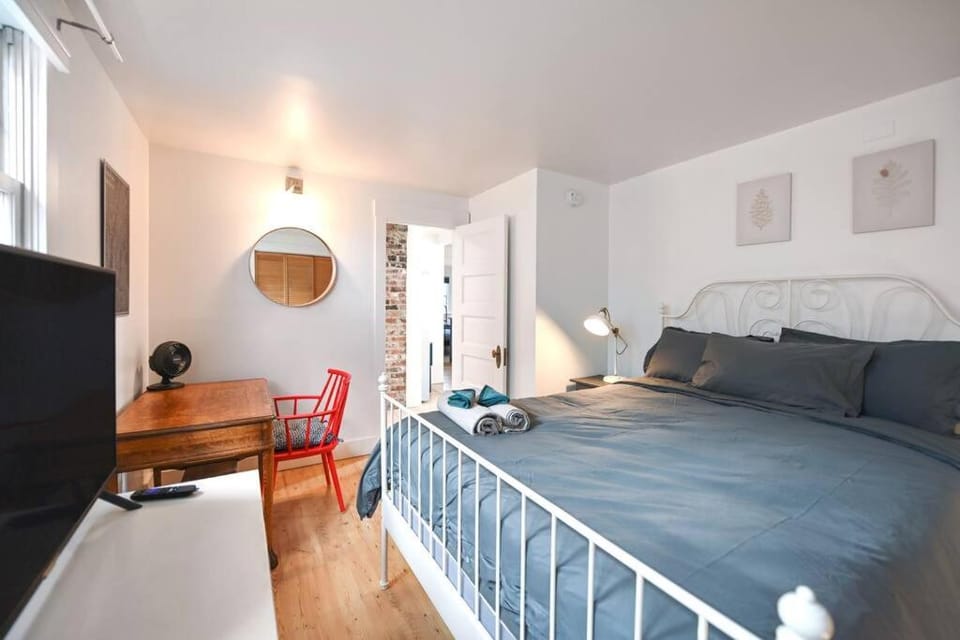 Bed, TV and multimedia, Bedroom