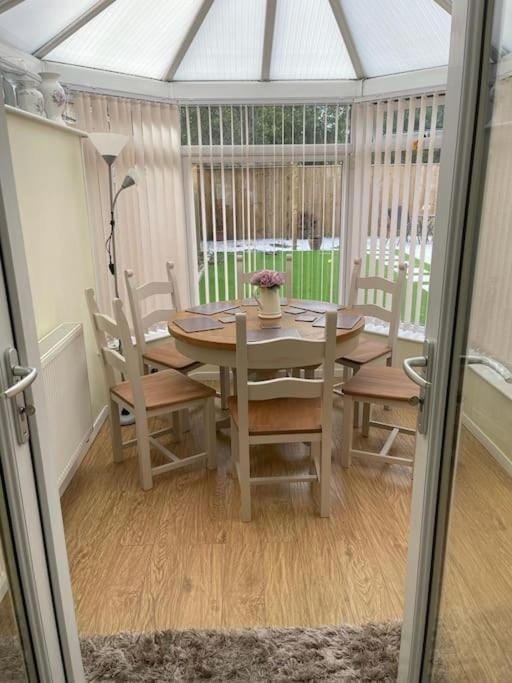 Seating area, Dining area