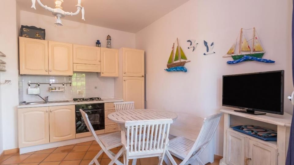TV and multimedia, Kitchen or kitchenette, Dining area, oven, stove