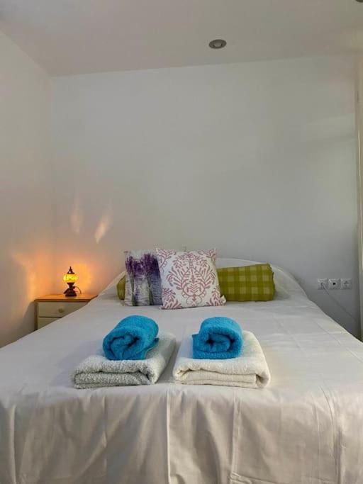Bed, towels