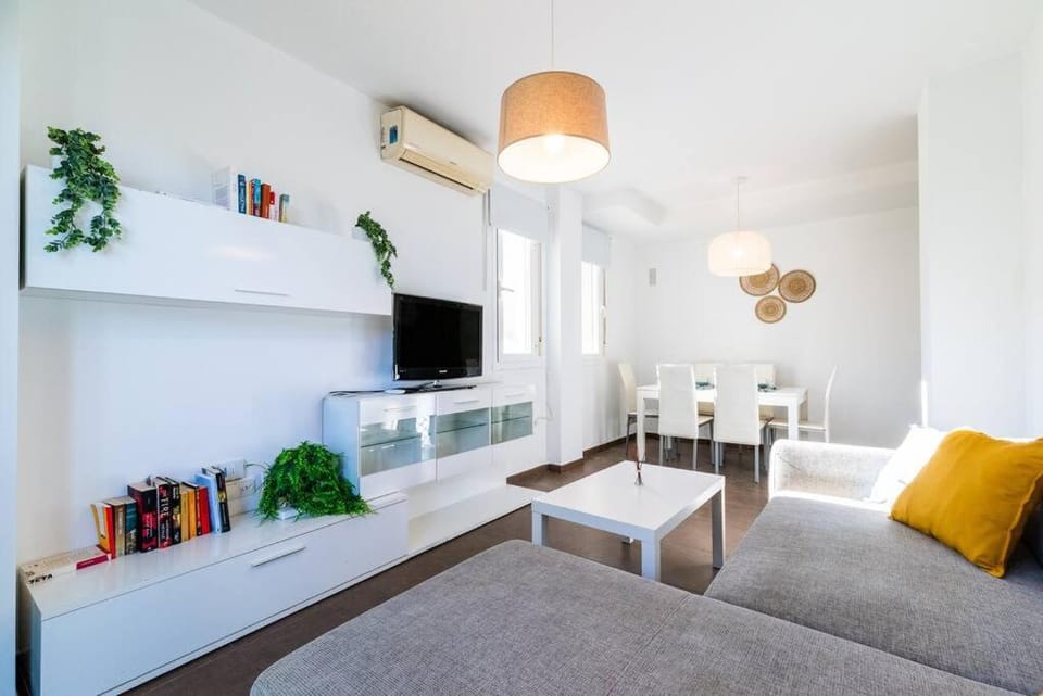 Bed, Library, TV and multimedia, Living room, Photo of the whole room, Seating area, Evening entertainment, air conditioner