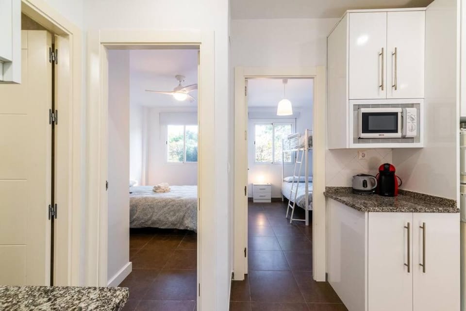 Bed, Kitchen or kitchenette, Photo of the whole room, Bedroom, minibar, oven, pet friendly, stove