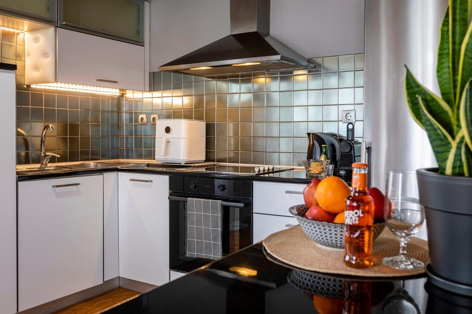 Coffee/tea facilities, Kitchen or kitchenette, oven