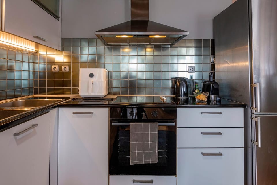 Coffee/tea facilities, Kitchen or kitchenette, oven, stove