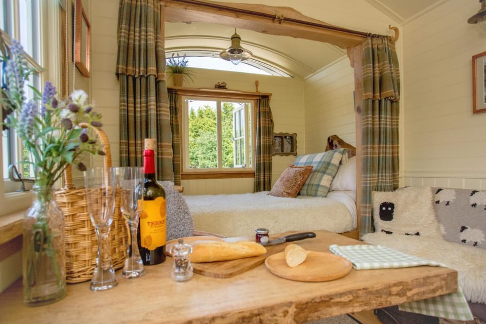 the abberton shepherds hut Farm Stay in Wychavon District