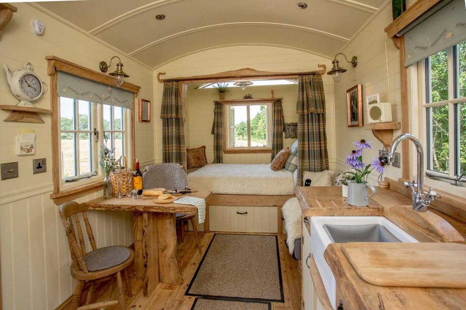 the abberton shepherds hut Farm Stay in Wychavon District