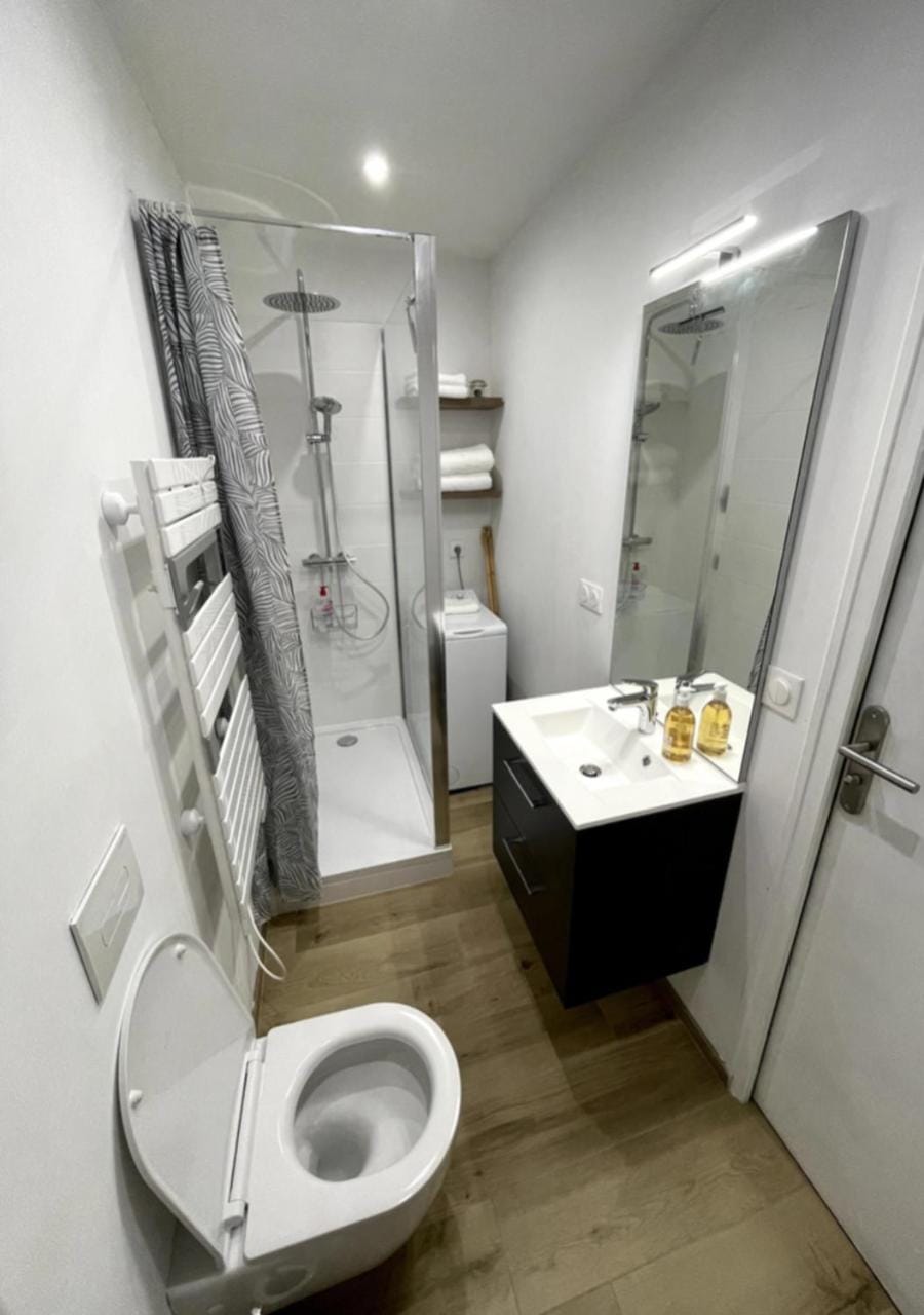 Shower, Toilet, Bathroom, towels, washing machine