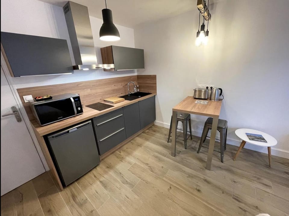 Kitchen or kitchenette, kitchen