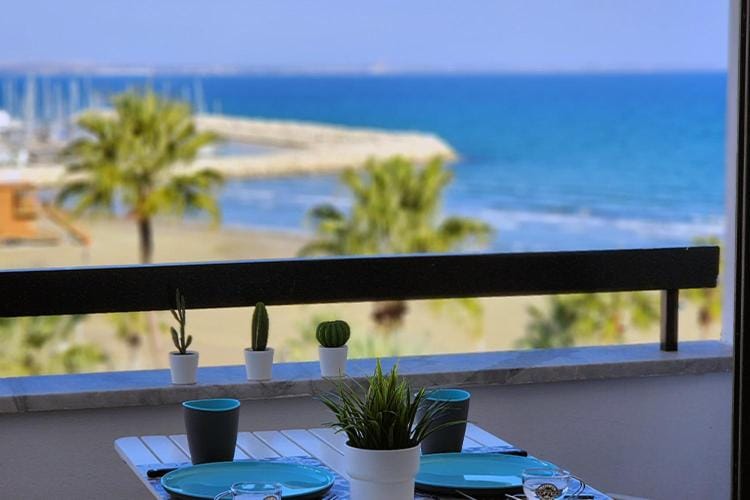 Prime Beachfront Apartment on Larnaca Finikoudes Apartment in Larnaca