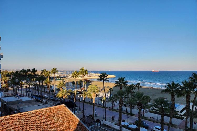 Prime Beachfront Apartment on Larnaca Finikoudes Apartment in Larnaca
