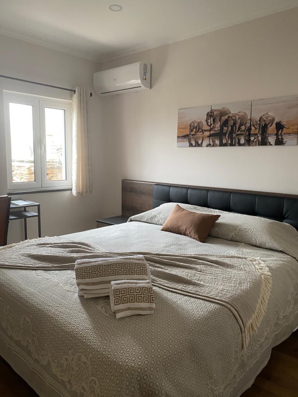 Bed, Photo of the whole room, Bedroom, air conditioner