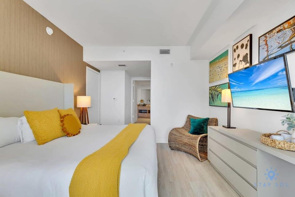 Ocean View Balcony Beachfront Resort Amazing Pools Apartment in Hollywood Beach