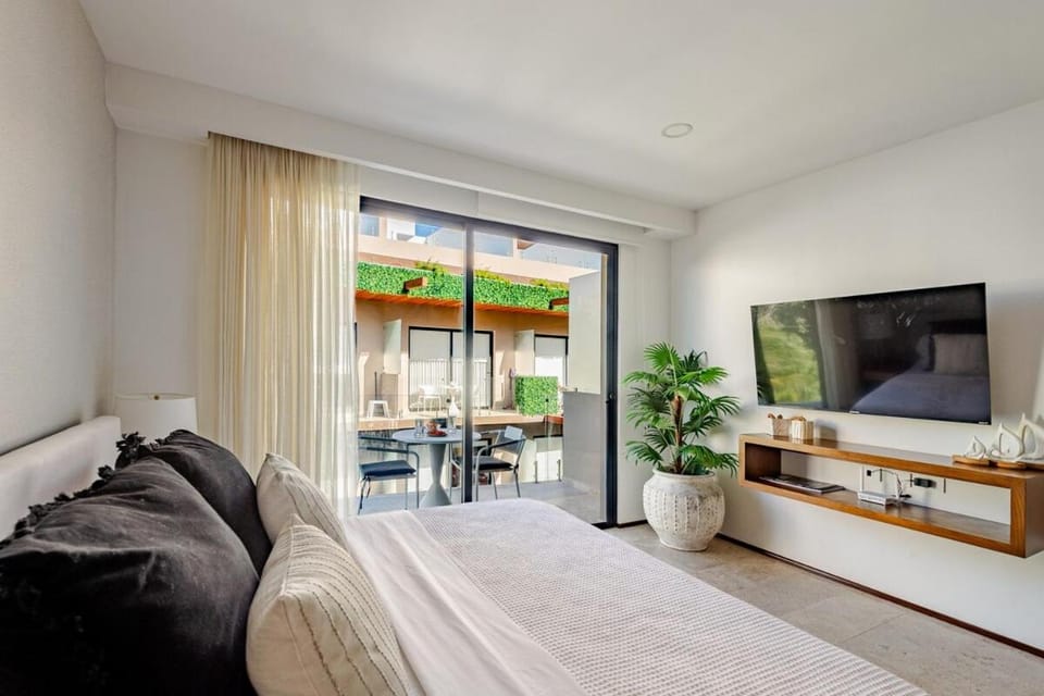 Bed, TV and multimedia, Photo of the whole room, Bedroom