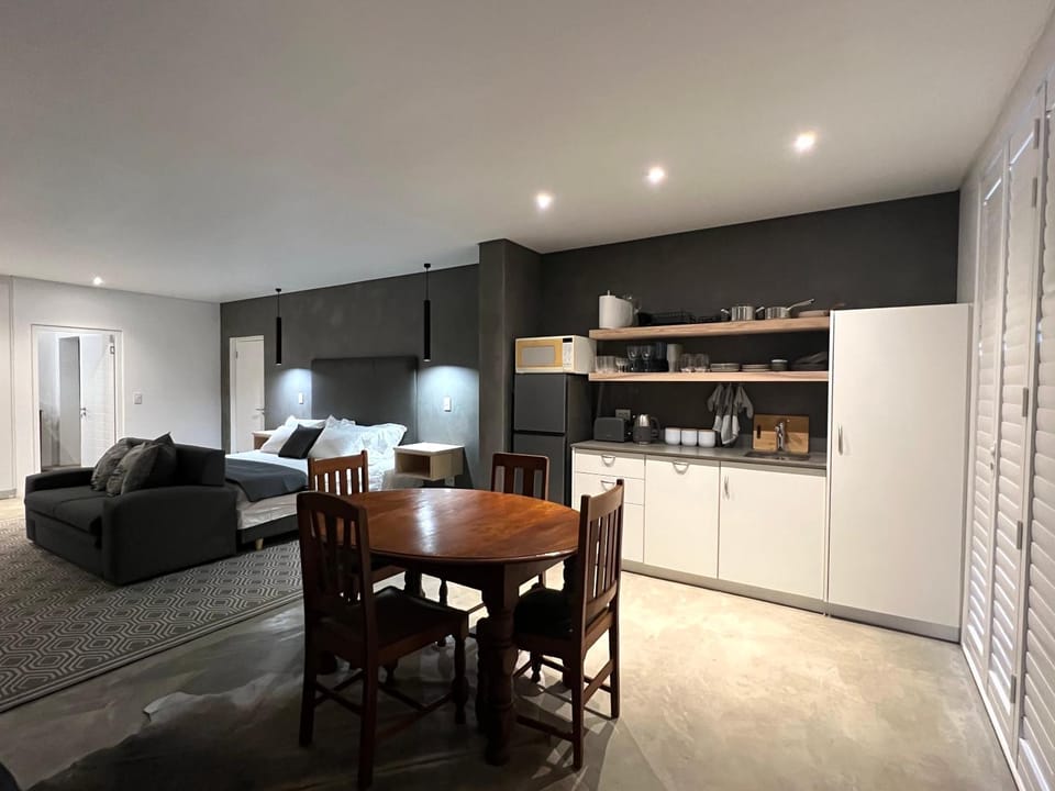 Kitchen or kitchenette, Seating area, Dining area, minibar