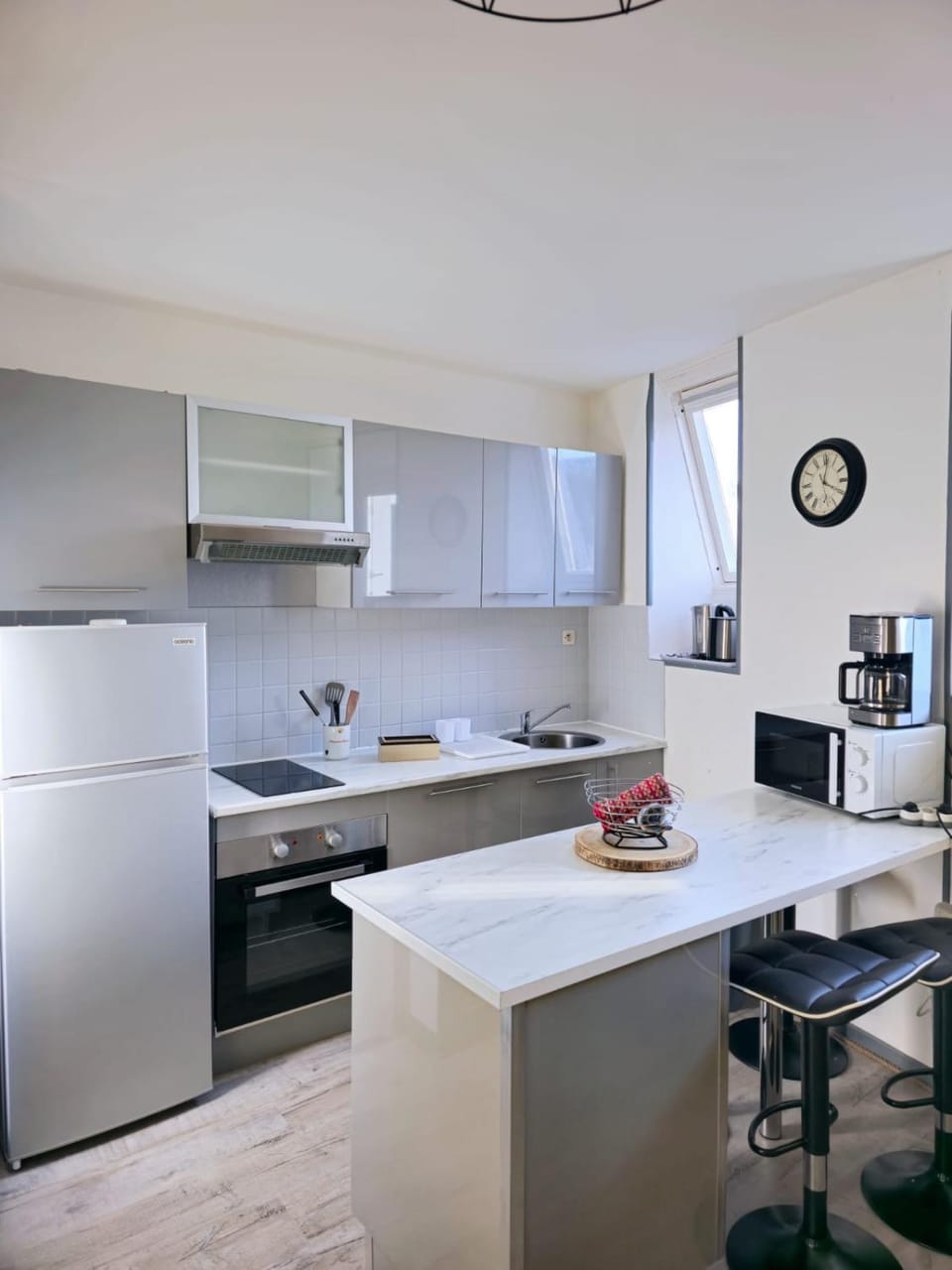 Coffee/tea facilities, Kitchen or kitchenette, Dining area, dishwasher, oven, stove, toaster