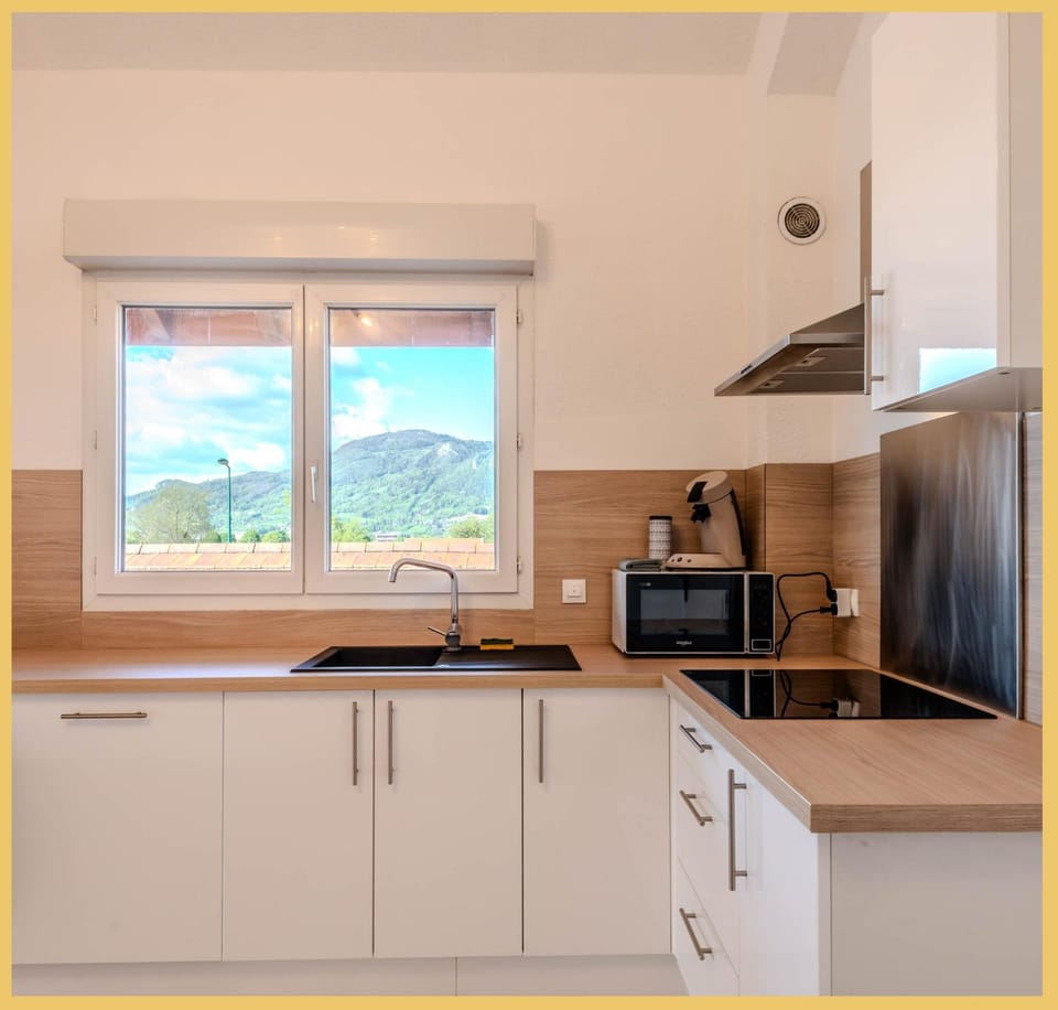 Coffee/tea facilities, Kitchen or kitchenette, stove, toaster