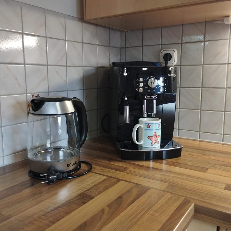 Coffee/tea facilities, Decorative detail, Food, Breakfast, Drinks, kitchen