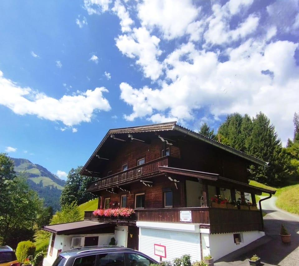 Property building, Facade/entrance, Summer, Garden, Balcony/Terrace, Garden view, Mountain view, Area and facilities, Parking