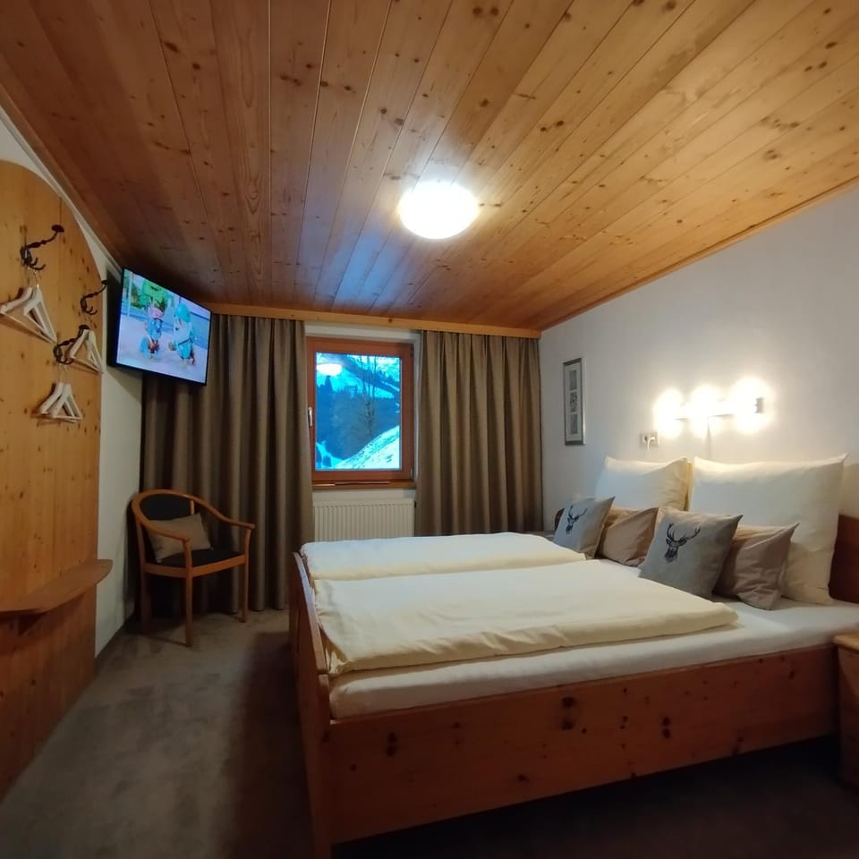 Bed, Photo of the whole room, Decorative detail, Decorative detail, Bedroom