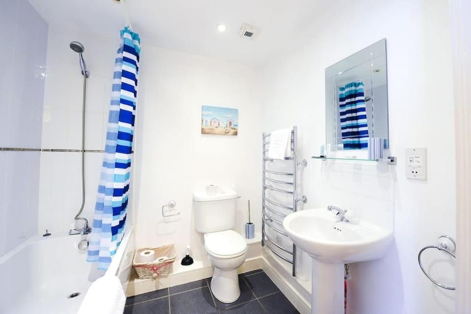 The Grosvenor - Beautiful 2 Bed City Centre Apartment by Greenstay Serviced Accommodation - Secure Parking With Fast Wi-Fi, Sleeps 4 - Perfect For Contractors, Business Travellers, Couples & Families - Long Stays Welcome Apartment in Chester