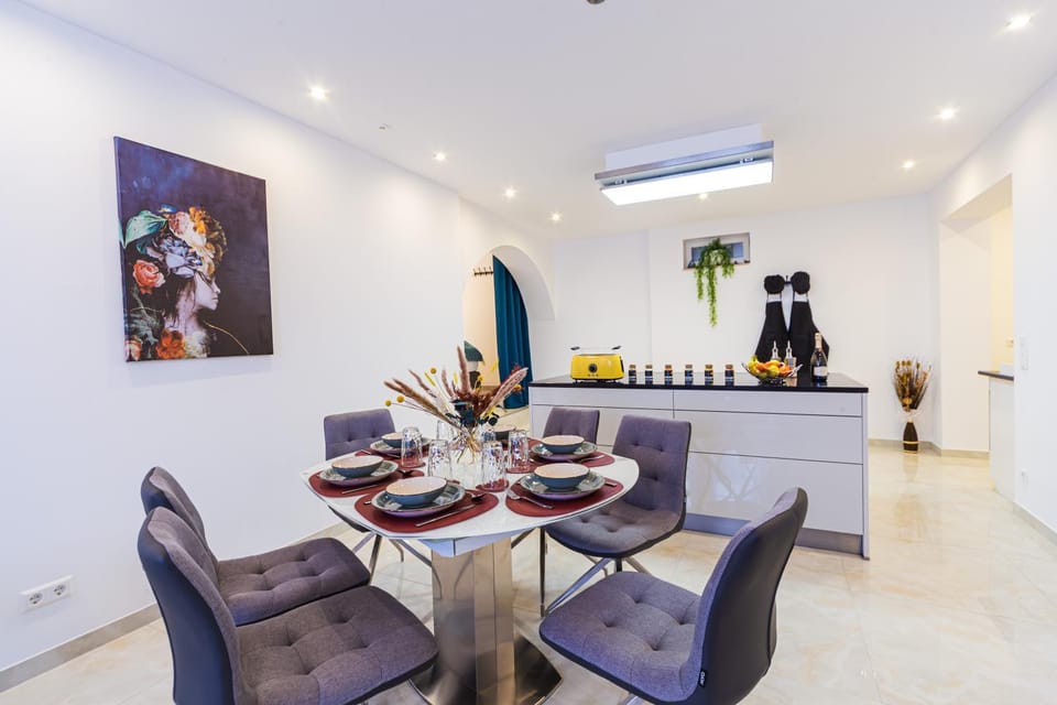 Seating area, Dining area
