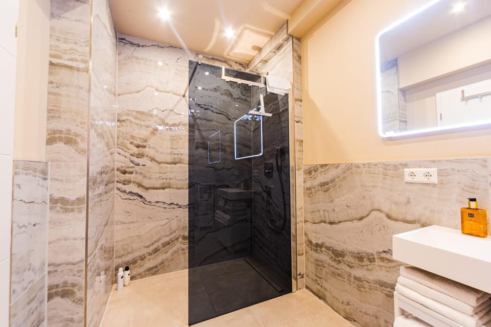 Shower, Bathroom, towels