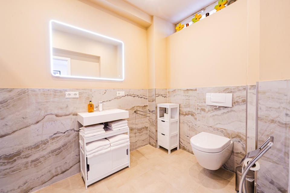 Toilet, Bathroom, towels