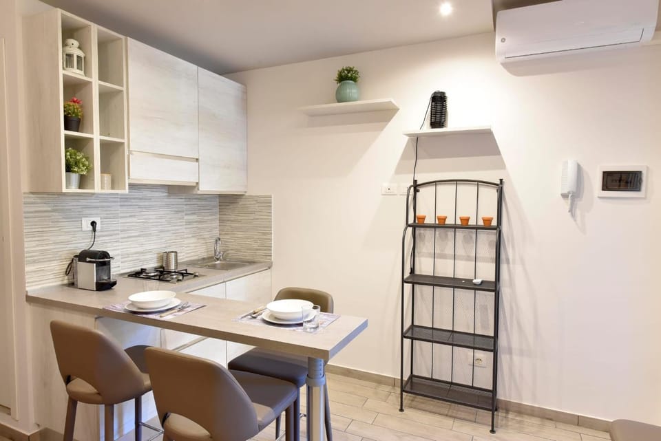Kitchen or kitchenette, Dining area, stove, air conditioner
