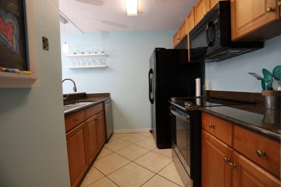 Coffee/tea facilities, dishwasher, oven, stove, toaster, kitchen