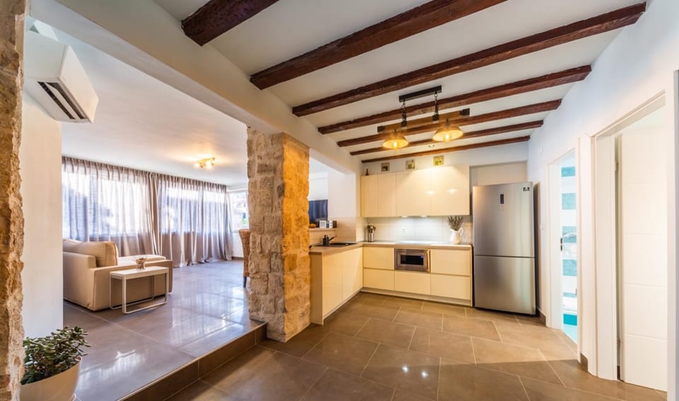 Kitchen or kitchenette, Living room, Seating area, minibar, air conditioner