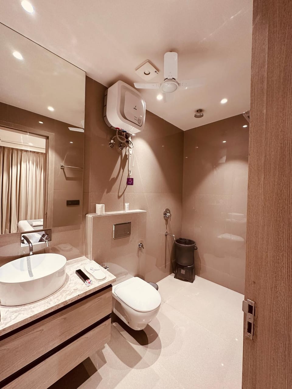 Shower, Toilet, Bathroom, bidet, towels