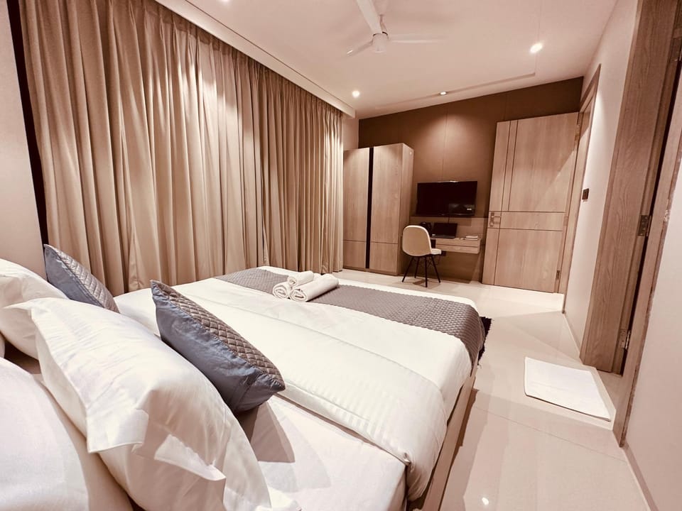Bed, TV and multimedia, Photo of the whole room, Bedroom