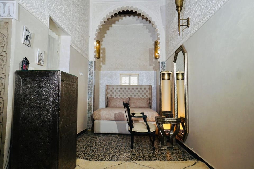 Bed, Photo of the whole room, Seating area, Bedroom