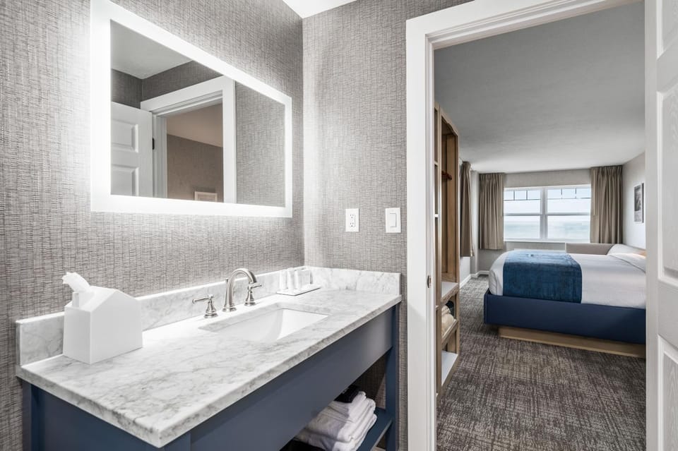 Bathroom, Photo of the whole room, Lake view