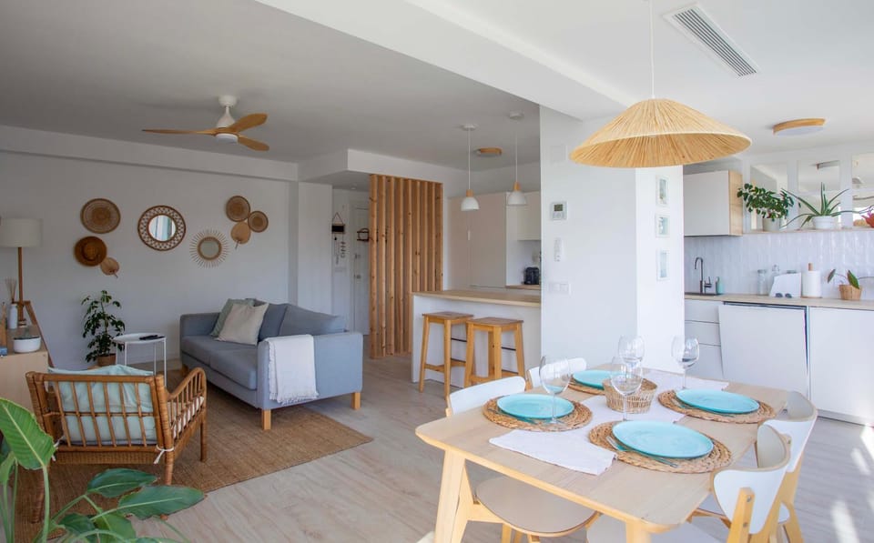 Kitchen or kitchenette, Living room, Seating area, Dining area, fireplace, air conditioner