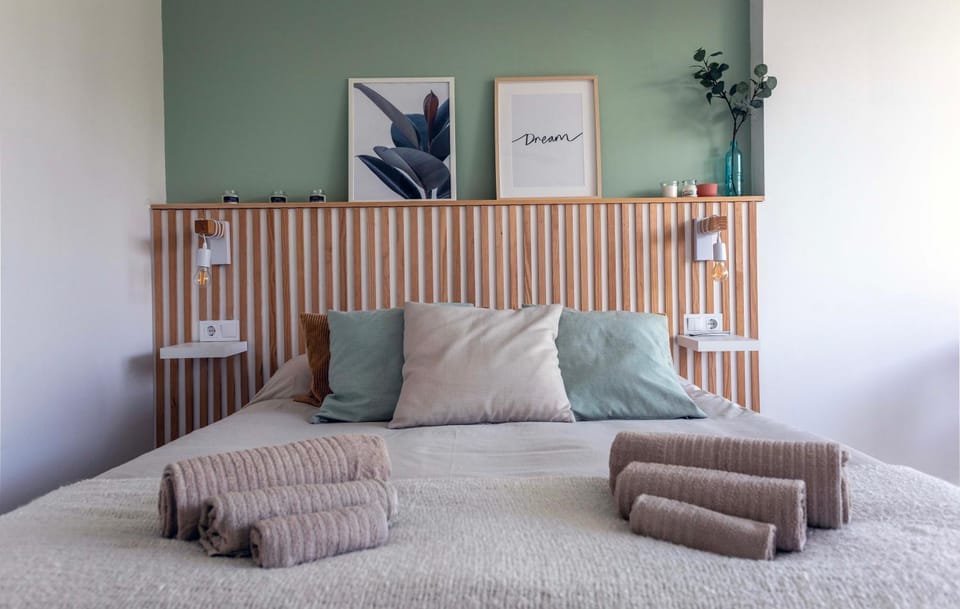 Bed, Photo of the whole room, Bedroom, towels