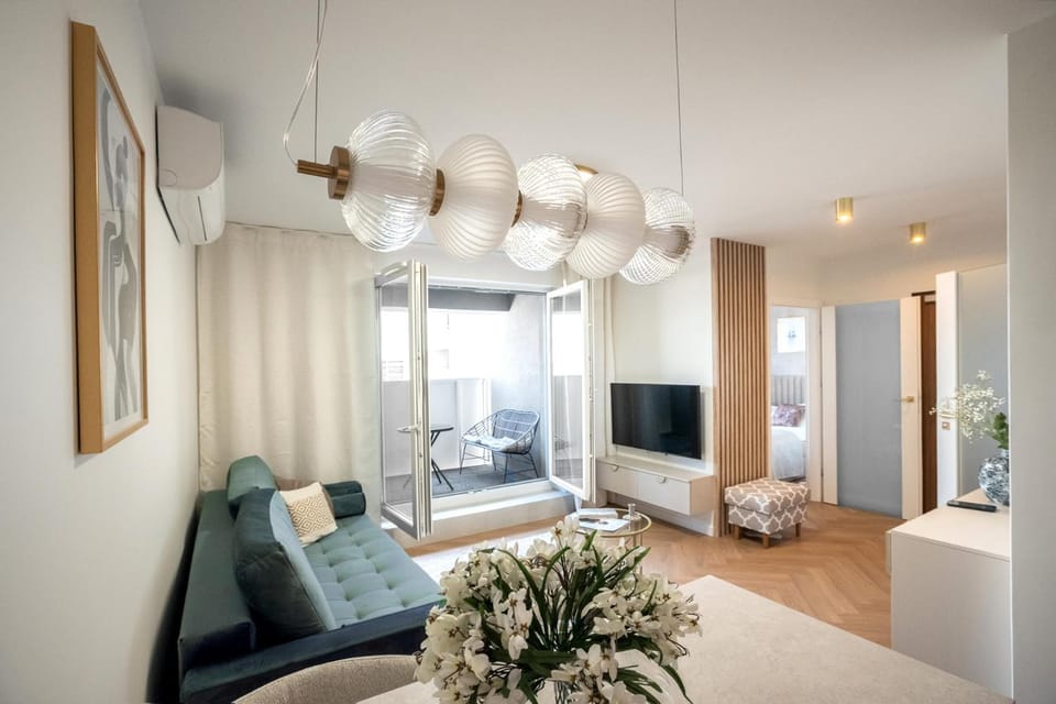 TV and multimedia, Living room, Photo of the whole room, Seating area, Evening entertainment
